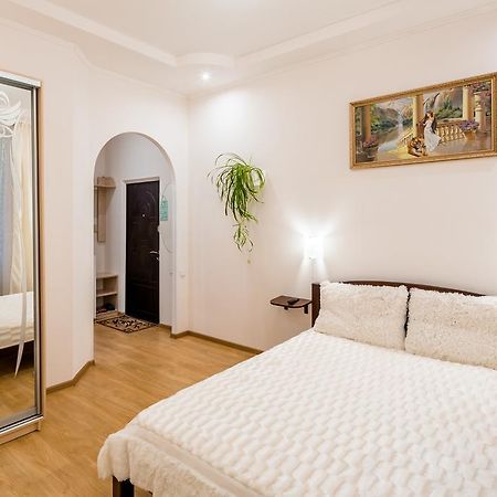 Apartment On Khmelnytskogo Street Leópolis Exterior foto