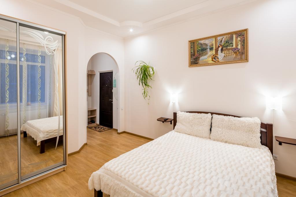 Apartment On Khmelnytskogo Street Leópolis Exterior foto