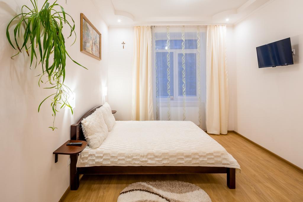 Apartment On Khmelnytskogo Street Leópolis Exterior foto