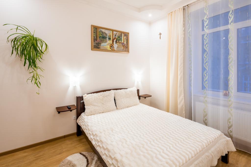 Apartment On Khmelnytskogo Street Leópolis Exterior foto