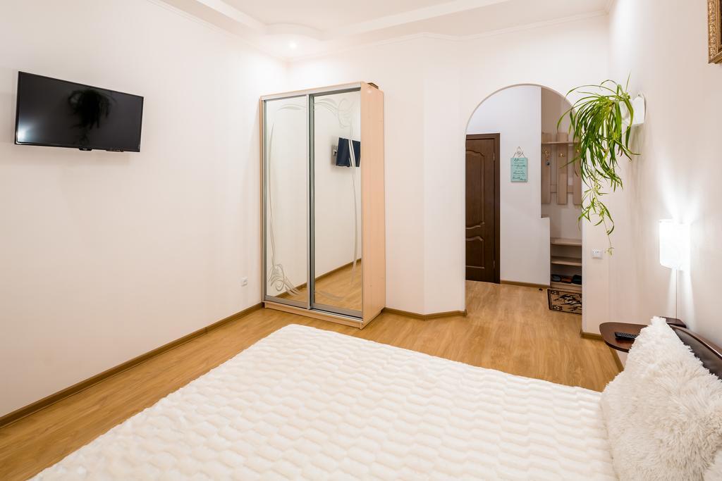 Apartment On Khmelnytskogo Street Leópolis Exterior foto